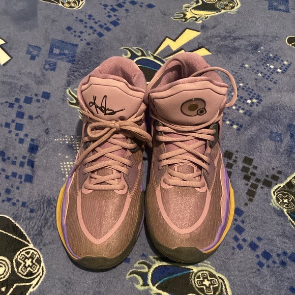 Kyrie Irving Nikes 7Y=8.5W - Picture 2 of 5